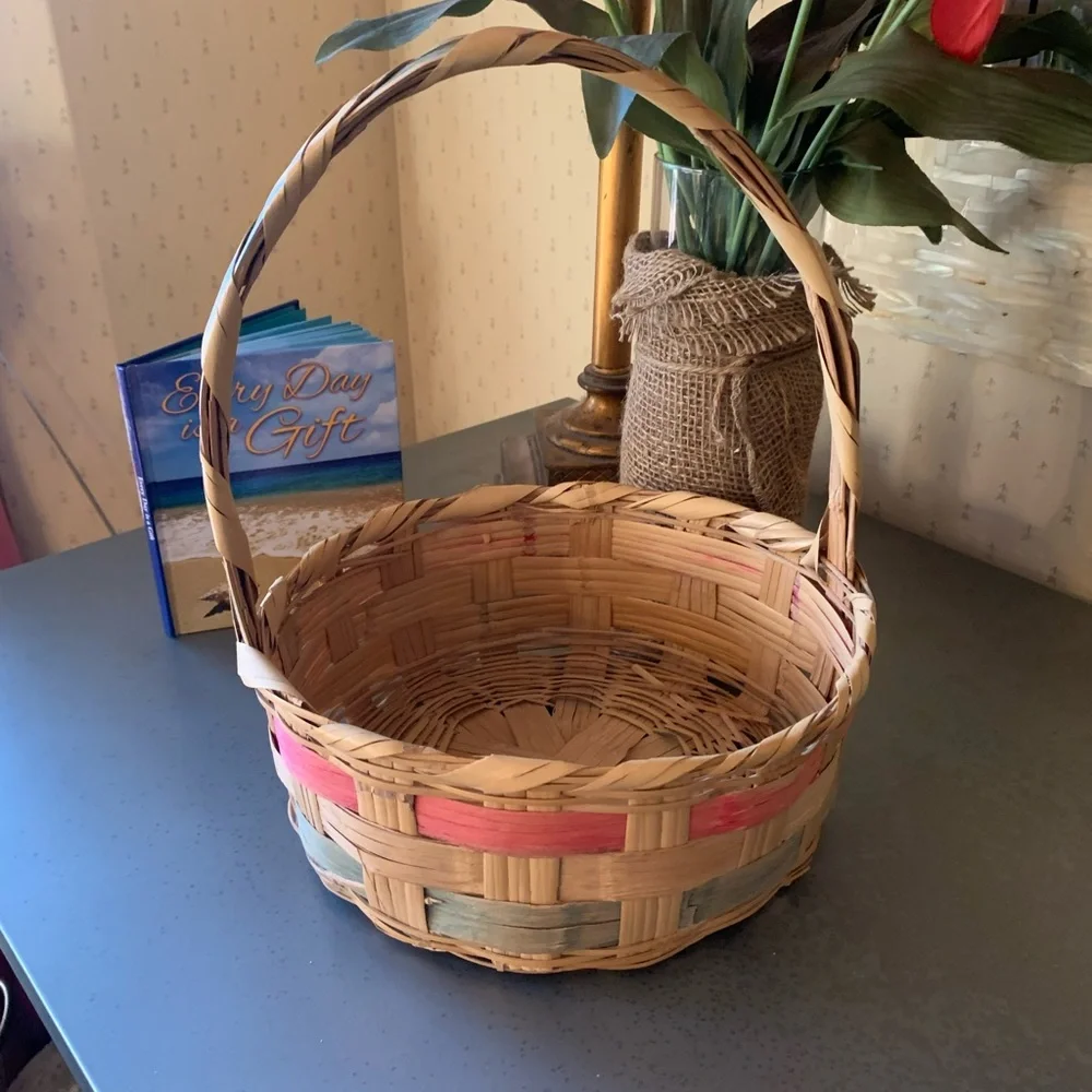 Easter Basket VINTAGE condition 1950’s Large, HAND WOVEN MEXICAN WICKER, clean. - Picture 4 of 10